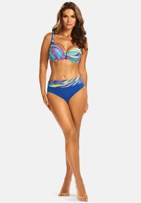 Kolorowy strój kąpielowy dwuczęściowy z biustonoszem na fiszbinach w niebieskie, zielone i różowe wzory oraz gładkimi, niebieskimi figami z wysokim stanem.