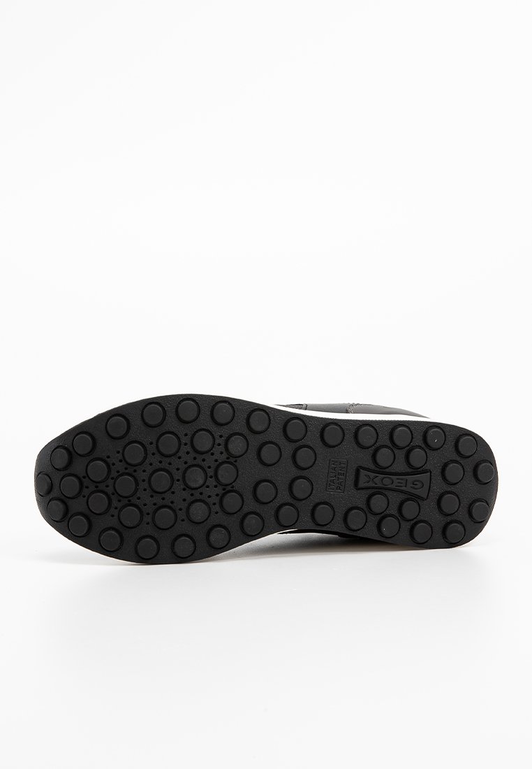 Suola di scarpa in gomma nera con superficie testurizzata e motivi circolari per una migliore aderenza. Il marchio Geox e il nome del modello sono visibili.