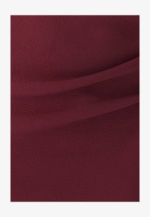 Tekstura tkanine v globoki burgundski barvi, z rahelim valovitih vzorcem in mehkim zaključkom, padajoča tako, da pokaže gube in konture.