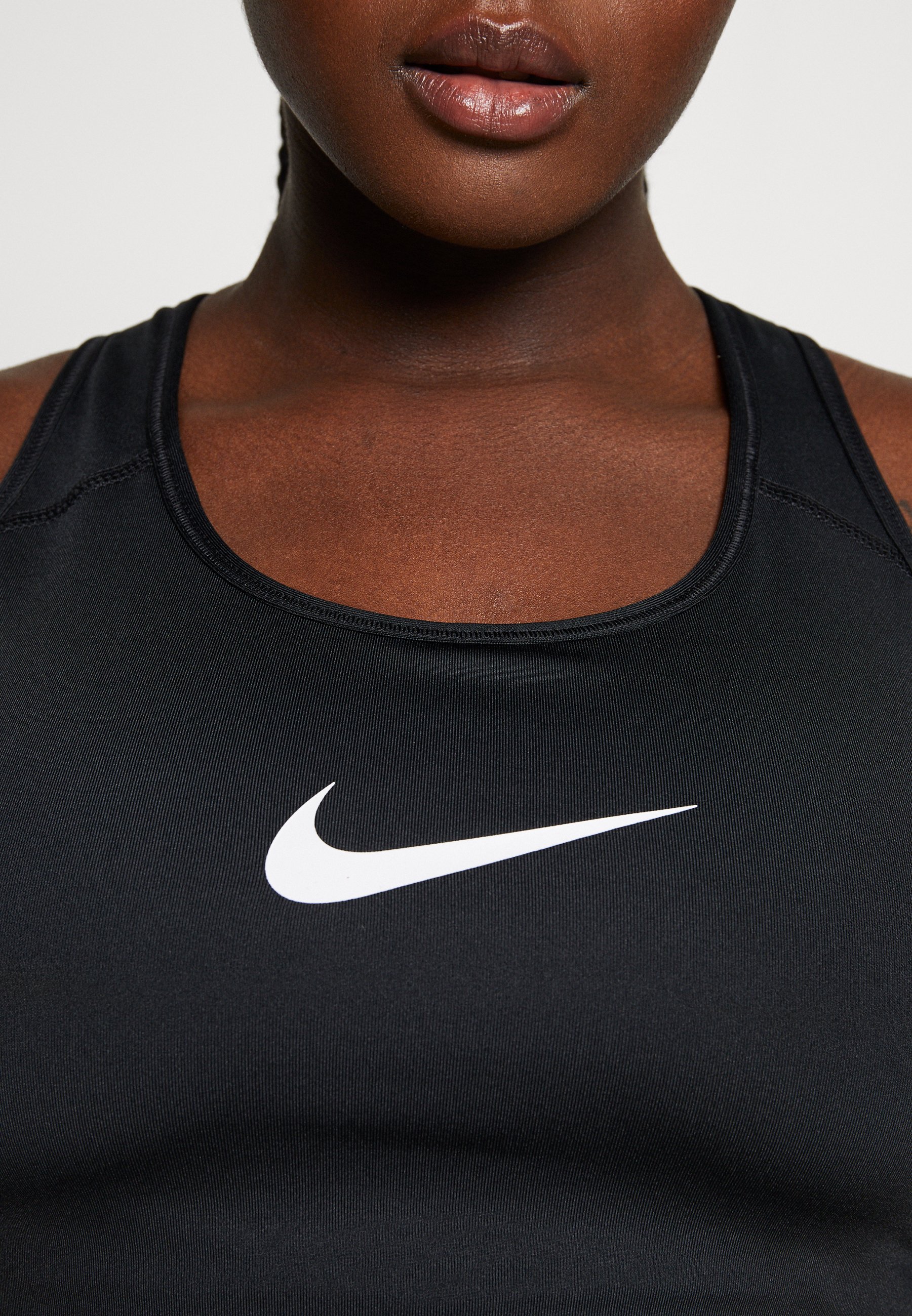 Nike Performance NIKE SPORT-BH MIT MITTLEREM HALT OHNE POLSTER (GROSSE  GRÖSSE) - Sport-bh met medium support - black/white/Zwart - Zalando.nl