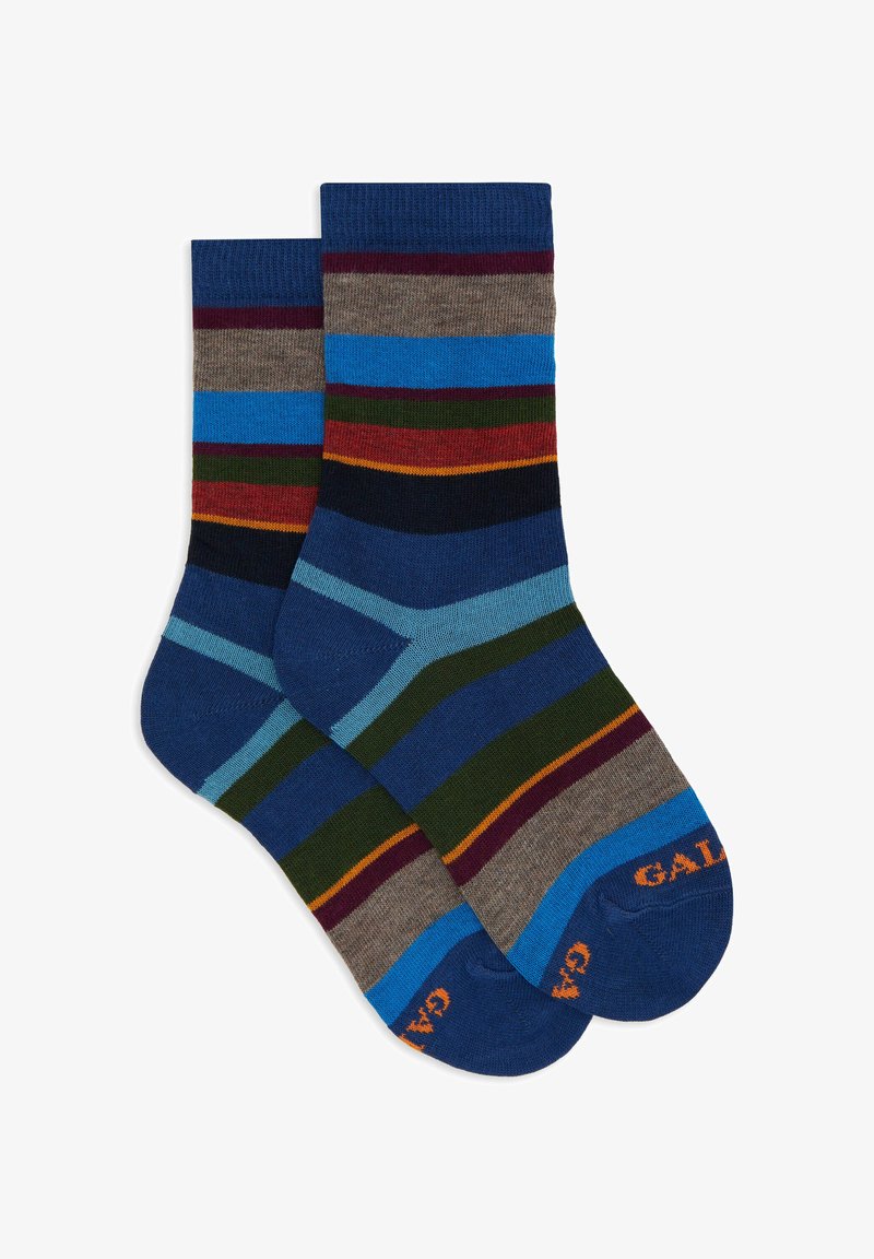 Calzini multicolori con varie righe orizzontali in tonalità di blu, verde, marrone e rosso. Materiale in misto cotone con una bordatura a coste.