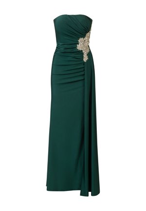 Zielona wieczorowa sukienka bez ramiączek z marszczonym materiałem, z ozdobnym srebrnym dodatkiem w talii i zwiewną spódnicą z rozcięciem.