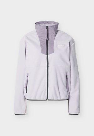 Hellviolette Fleecejacke mit hohem Kragen, durchgehendem Frontreißverschluss, zwei seitlichen Reißverschlusstaschen und kontrastierendem Stoffeinsatz auf der Brust.