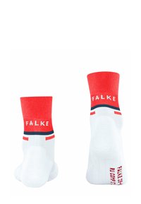 Calze sportive bianche con risvolti a coste rossi, con branding "FALKE" e strisce orizzontali navy. Tallone e punta rinforzati con finitura testurizzata.