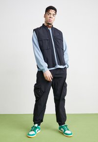 Nike Sportswear TECH WOVEN - Παντελόνι cargo - black