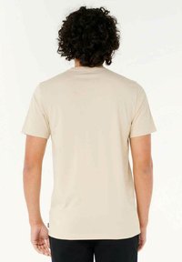 Beige t-shirt med korte ærmer, lavet af et glat, let materiale; har en rund hals og en lige pasform uden yderligere design elementer.