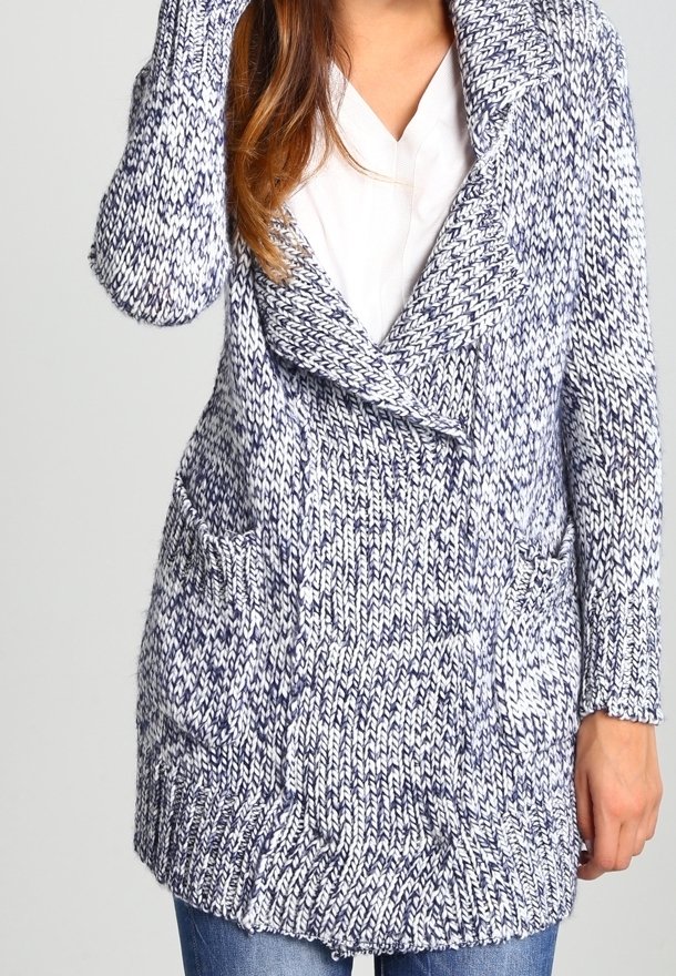 Marinblå och vit stickad cardigan med sjalkrage, två framfickor, långa ärmar och en strukturerad mönster.
