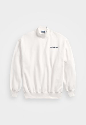 Hvit sweatshirt med høy krage, med en marineblå logo på venstre bryst. Mykt, teksturert stoff med ribbestrikkede mansjetter og nederkant.