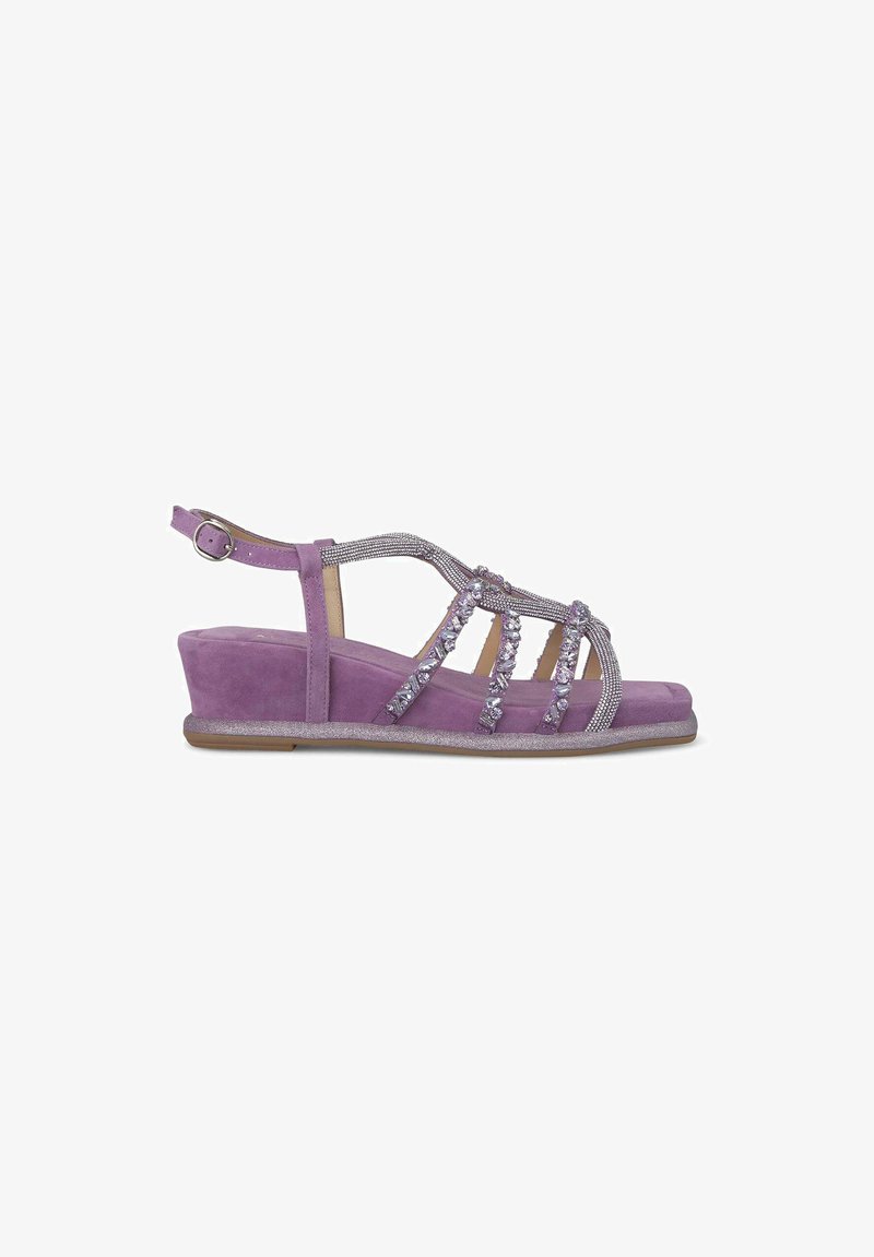 Sandalo wedge in suede viola con accenti di cristallo, punta aperta e design a più cinghie. Cinturino alla caviglia regolabile per una vestibilità sicura.