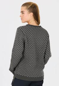 Grauer Pullover mit einem weißen Herzmuster, gestrickter Textur, Rundhalsausschnitt und geripptem Saum. Das Modell wird von hinten betrachtet.