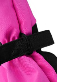 Pinkes, strukturiertes Material, das mit einem schwarzen Nylongurt zusammengezogen ist und glatte Oberflächen sowie ein mehrschichtiges Design aufweist. Details umfassen Nähte am Gurt.