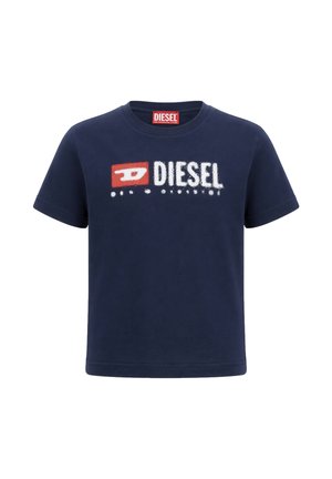 T-shirt blu navy a maniche corte con logo bianco "DIESEL" consumato e design rettangolare rosso sul petto.