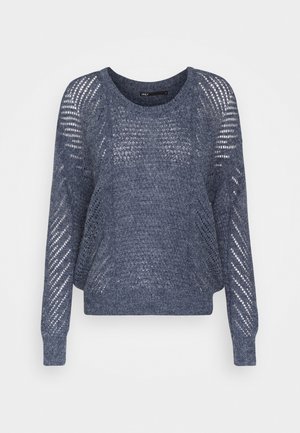 Pull en tricot bleu foncé, avec une coupe ample, des manches longues et un motif ajouré formant des rayures diagonales. Encolure ronde et finitions côtelées.