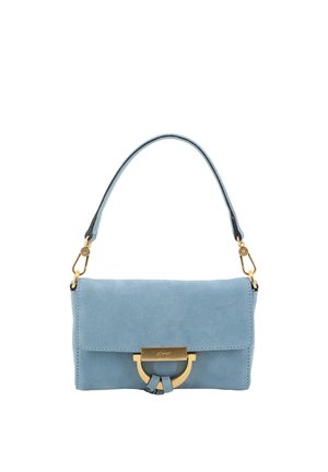 Kleine hellblaue Handtasche aus Wildleder mit goldfarbenem Verschluss und kurzem Trageriemen, rechteckige Form, zum Tragen über der Schulter entworfen.