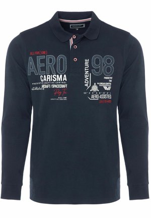 Marineblaues Langarm-Polohemd aus Baumwolle mit einem geknöpften Kragen. Dekorativer Druck umfasst Text und Grafiken in Weiß und Rot.