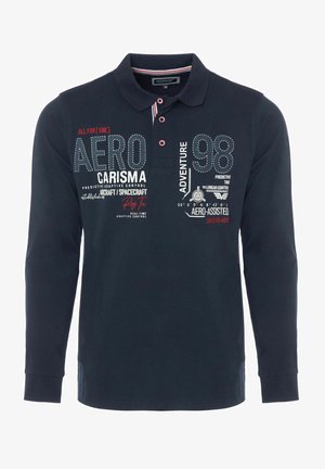 Marineblaues Langarm-Polohemd aus Baumwolle mit einem geknöpften Kragen. Dekorativer Druck umfasst Text und Grafiken in Weiß und Rot.