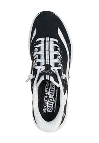 Zapatos Skechers slip-on en blanco y negro con parte superior de ante y malla, cordones a rayas, cuello acolchado y plantilla de espuma viscoelástica con sistema de aire acondicionado.