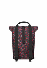 Sac à dos à motif floral avec un fond noir, doté de bretelles noires et d'une poignée supérieure. Design simple à rabat avec matériel d'ajustement.