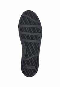 Sole di una scarpa nera con un motivo di battistrada testurizzato, taglia 37, e il nome del marchio "Tamaris" impresso nella zona del tallone.