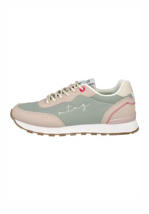 Zapato atlético ligero con una suave combinación de colores beige y verde. Presenta un acento de costura rosa elevada y una suela de goma texturizada.