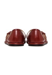 Zapatos tipo slip-on de cuero burdeos con una textura lisa, forma redondeada y acentos de sat�én color tostado en los laterales. Suela de goma negra.