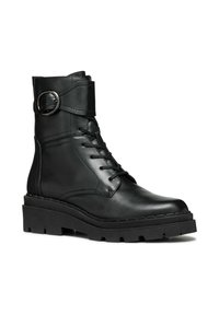 Botín de cuero negro hasta el tobillo con puntera redonda, parte delantera con cordones y detalle de hebilla en el lado. Suela gruesa con dibujo que ofrece estabilidad y agarre.