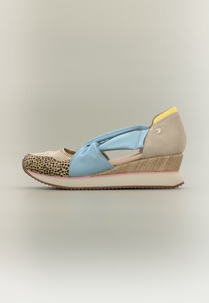 Scarpa casual con zeppa con punta leopardata, cinturini in tessuto blu, tacco in pelle scamosciata beige e suola intermedia testurizzata su sfondo neutro.