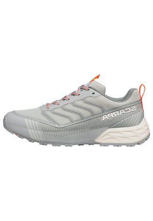 Sneaker sportiva grigio chiaro con suola bianca, dettagli arancioni, tomaia in mesh e logo "SCARPA" sul lato, mostrata in profilo su sfondo bianco.