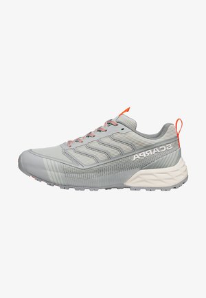 Sneaker sportiva grigio chiaro con suola bianca, dettagli arancioni, tomaia in mesh e logo "SCARPA" sul lato, mostrata in profilo su sfondo bianco.
