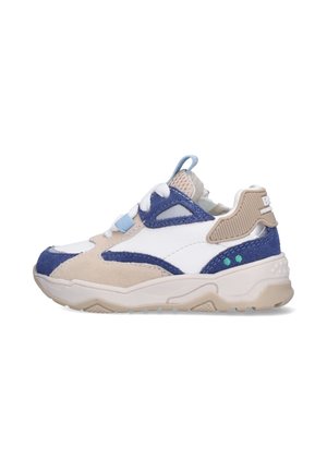 Witte, beige en blauwe sportieve sneaker met een dikke zool, een mesh tong en suedelagen, gezien in een rechterzijaanzicht.