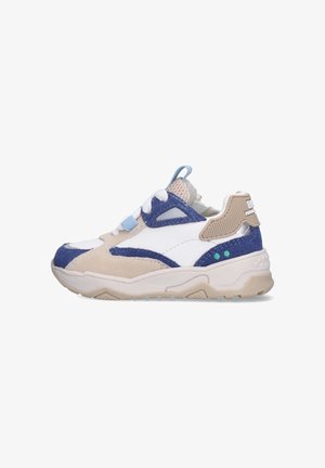 Witte, beige en blauwe sportieve sneaker met een dikke zool, een mesh tong en suedelagen, gezien in een rechterzijaanzicht.