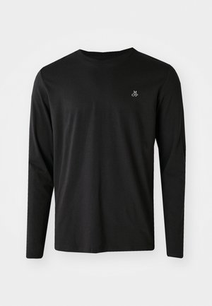 Mustatud pikad varrukad T-särk, millel on puuvillane kangas, ümar kaelus ja väike valge logo vasakul rinnal. Lihtne disain.