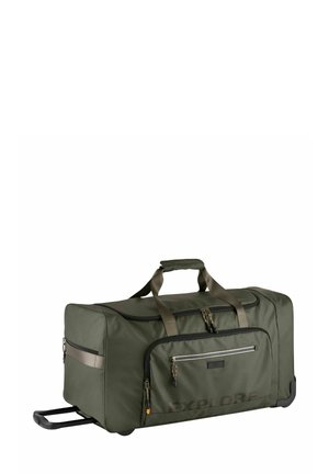 Grand sac de voyage en olive vert avec roues, doté de plusieurs poches zippées et de poignées de transport rembourrées, texte "EXPLORE" sur la poche avant.