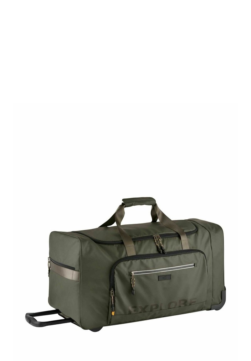 Grand sac de voyage en olive vert avec roues, doté de plusieurs poches zippées et de poignées de transport rembourrées, texte "EXPLORE" sur la poche avant.