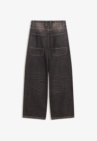 Schwarze Denim-Hosen im Weitschnitt mit zwei Gesäßtaschen, Ausbleichungen und kontrastierenden Nähten. Mit einem Etikett auf der rechten Tasche.