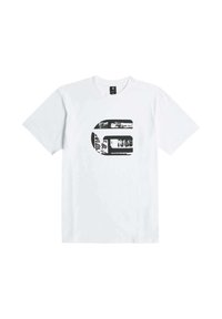 Camiseta blanca de manga corta con un gráfico abstracto negro que presenta texto fragmentado y formas centradas en el pecho.
