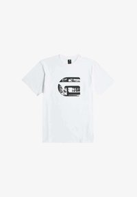 Camiseta blanca de manga corta con un gráfico abstracto negro que presenta texto fragmentado y formas centradas en el pecho.