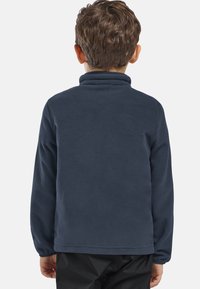 Pullover in pile blu navy con collo alto, maniche lunghe, texture morbida e finitura liscia; senza chiusure visibili o motivi.