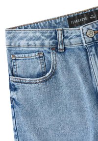 Jeans in denim azzurro chiaro con design tradizionale a cinque tasche, cuciture in contrasto e chiusura con bottone metallico in vita.