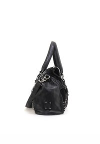 Bolso de mano de piel negra con herrajes plateados, correas dobles y acentos de tachuelas. Textura suave, forma redonda y cierre con cremallera en la parte superior.