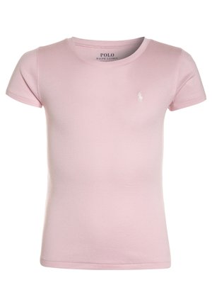 Jasnoróżowy t-shirt z krótkim rękawem i okrągłym dekoltem z małym, białym logo Polo Ralph Lauren na lewej piersi.