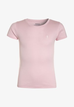 Jasnoróżowy t-shirt z krótkim rękawem i okrągłym dekoltem z małym, białym logo Polo Ralph Lauren na lewej piersi.