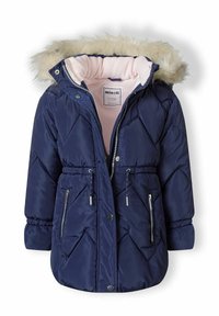 Veste matelassée bleu marine avec capuche doublée de fourrure, motif en losanges, doublure en polaire rose, taille ajustable avec cordon de serrage et deux poches zippées.
