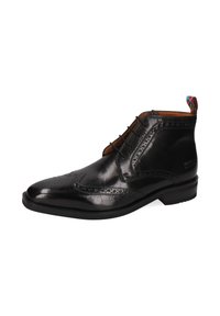 Botín de tobillo de cuero negro estilo wingtip con perforaciones decorativas, cordones, suela negra y una lengüeta multicolor en el talón.
