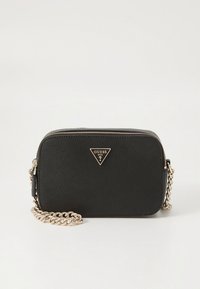 Zwarte rechthoekige crossbodytas van getextureerd synthetisch materiaal, met een kettingriem in goudkleur en een driehoekige logo-accent aan de voorkant.
