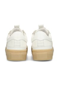 Weiße Leder-Sneaker mit einem flachen Design, strukturierten Oberflächen und einer Sohle aus Gummi. Verfügt über Ziehlaschen an der Rückseite für ein einfaches Anziehen.
