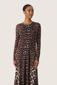 Abito a maniche lunghe con stampa leopardata in tonalità di marrone e nero, realizzato in un tessuto leggero e liscio, silhouette fluida.