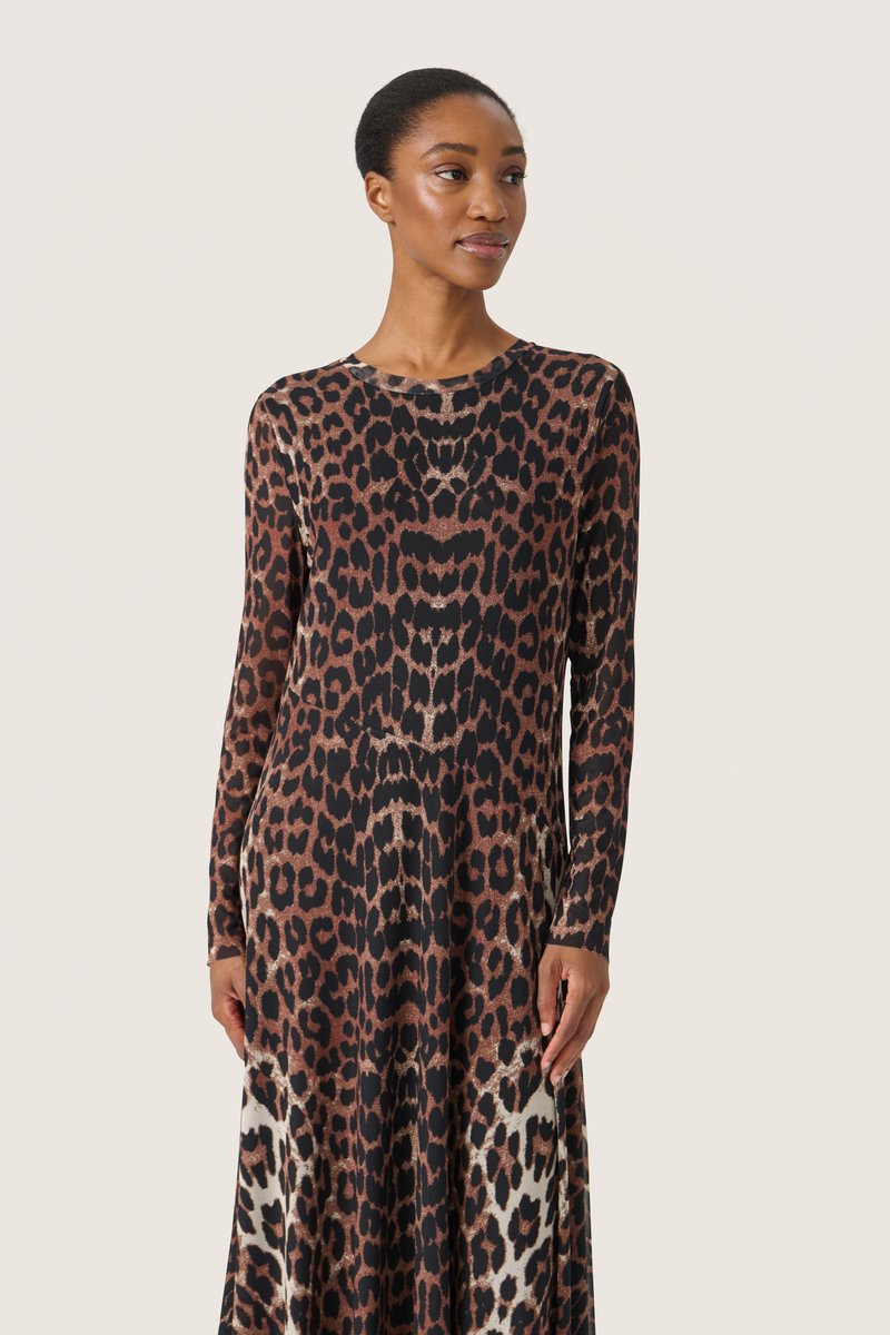 Robe à manches longues avec un imprimé léopard dans des nuances de brun et de noir, en tissu doux et léger, à la silhouette fluide.