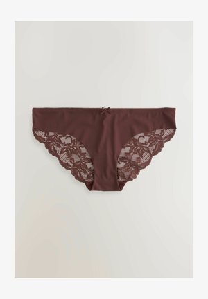 Pantaloni in pizzo bordeaux con bordi scallop, caratterizzati da un design in pizzo floreale ai lati e un dettaglio in satin con un fiocco al centro davanti.