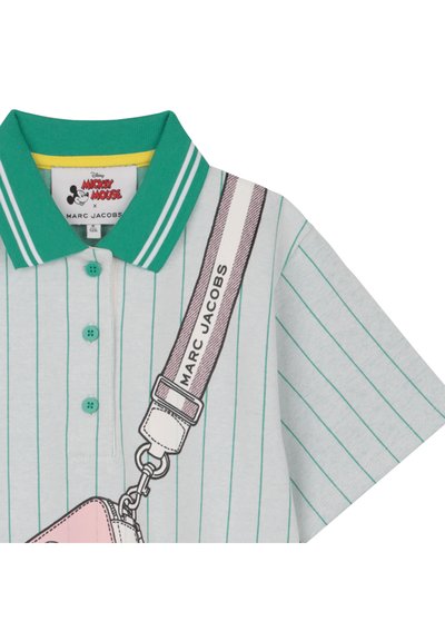 Πράσινη και λευκή ριγέ μπλούζα πόλο με γιακά σε απόχρωση μέντας, με σχέδιο του Μίκυ Μάους και ροζ, εικονογραφημένο ιμάντα τσάντας με το κείμενο "MARC JACOBS".